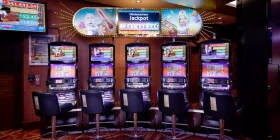 4 Spielautomaten und einer Anzeige mit "Niedersachsen Jackpot" darüber