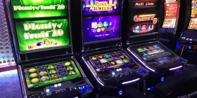 Mehrere Spielautomaten nebeneinander mit verschiedenen Spielen